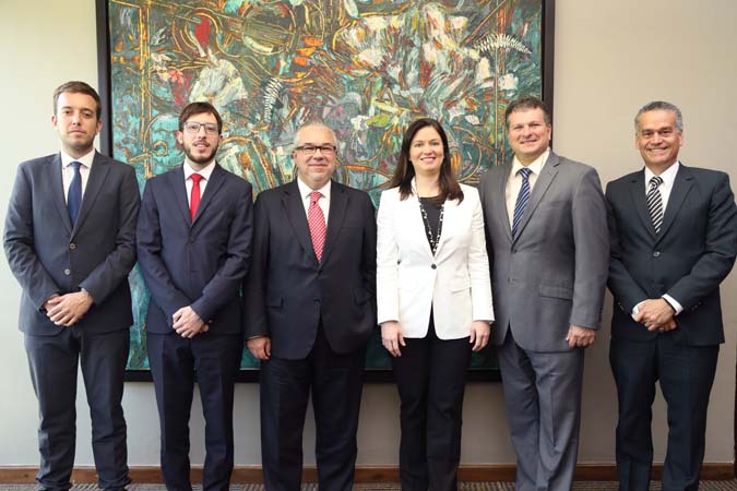 En la foto, de izquierda a derecha, por parte del CEJA, el coordinador de Área de Estudios y Proyectos, Marco Fandiño Castro; el coordinador Área de Capacitación, Leonel González Postigo; y su Director Ejecutivo, Jaime Arellano Quintana. Le siguen la Jueza Presidenta, Hon. Maite Oronoz Rodríguez; el Decano de la Facultad de Derecho de la Universidad Interamericana de Puerto Rico, Lcdo. Julio Fontanet Maldonado; y el profesor Lcdo. Rolando Emmanuelli Jiménez. Todos participaron de la reunión. En la foto, de izquierda a derecha, por parte del CEJA, el coordinador de Área de Estudios y Proyectos, Marco Fandiño Castro; el coordinador Área de Capacitación, Leonel González Postigo; y su Director Ejecutivo, Jaime Arellano Quintana. Le siguen la Jueza Presidenta, Hon. Maite Oronoz Rodríguez; el Decano de la Facultad de Derecho de la Universidad Interamericana de Puerto Rico, Lcdo. Julio Fontanet Maldonado; y el profesor Lcdo. Rolando Emmanuelli Jiménez. Todos participaron de la reunión.