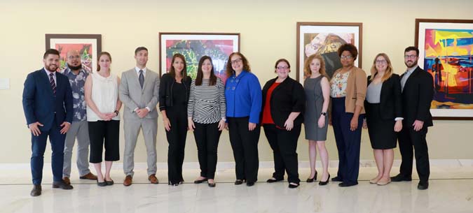 La Jueza Presidenta, Hon. Maite D. Oronoz Rodríguez junto a la profesora Kim Connolly, Directora de la Clínica de Asistencia Legal de la Escuela de Derecho de State University of New York en Buffalo, la licenciada Karla Raimundi y los estudiantes de la clínica legal. La Jueza Presidenta, Hon. Maite D. Oronoz Rodríguez junto a la profesora Kim Connolly, Directora de la Clínica de Asistencia Legal de la Escuela de Derecho de State University of New York en Buffalo, la licenciada Karla Raimundi y los estudiantes de la clínica legal.