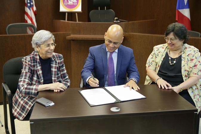 En la foto, de izquierda a derecha, la Presidenta y Decana de la Escuela de Medicina San Juan Bautista, Dra. Yocasta Brugal Mena; el Director Administrativo de los Tribunales, Hon. Sigfrido Steidel Figueroa; y la Directora del Centro Salud Justicia de Puerto Rico, Dra. Linda Laras, quienes suscribieron el acuerdo. En la foto, de izquierda a derecha, la Presidenta y Decana de la Escuela de Medicina San Juan Bautista, Dra. Yocasta Brugal Mena; el Director Administrativo de los Tribunales, Hon. Sigfrido Steidel Figueroa; y la Directora del Centro Salud Justicia de Puerto Rico, Dra. Linda Laras, quienes suscribieron el acuerdo.