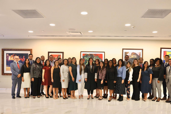 La Junta Editora del Vol. LIV de la Revista Jurídica de la Universidad Interamericana de Puerto Rico, su cuerpo de redactores y redactoras, junto los profesores consejeros licenciados Carlos Ramos González y Jorge Farinacci Fernós y la Jueza Presidenta, Hon. Maite D. Oronoz Rodríguez. La Junta Editora del Vol. LIV de la Revista Jurídica de la Universidad Interamericana de Puerto Rico, su cuerpo de redactores y redactoras, junto los profesores consejeros licenciados Carlos Ramos González y Jorge Farinacci Fernós y la Jueza Presidenta, Hon. Maite D. Oronoz Rodríguez.