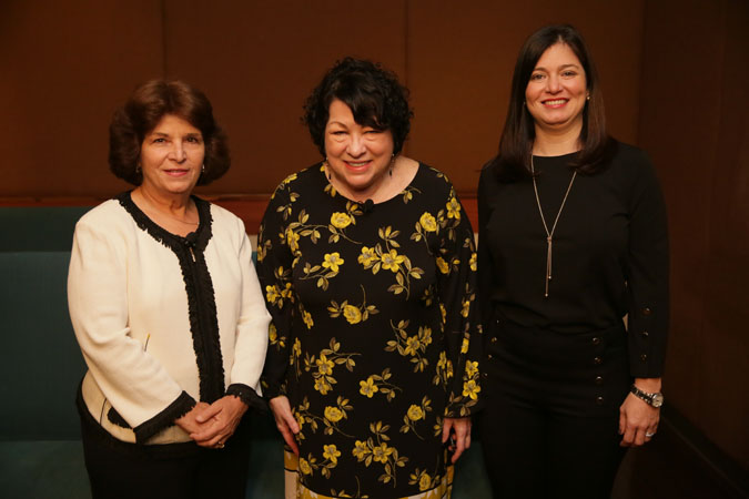 Desde la izquierda: Hon. Aida Delgado Colón, Jueza Presidenta Emérita del Tribunal de Distrito de los Estados Unidos para el Distrito de Puerto Rico; Hon. Sonia Sotomayor, Jueza Asociada del Tribunal Supremo de los Estados Unidos y Hon. Maite D. Oronoz Rodríguez, Jueza Presidenta del Tribunal Supremo de Puerto Rico. Desde la izquierda: Hon. Aida Delgado Colón, Jueza Presidenta Emérita del Tribunal de Distrito de los Estados Unidos para el Distrito de Puerto Rico; Hon. Sonia Sotomayor, Jueza Asociada del Tribunal Supremo de los Estados Unidos y Hon. Maite D. Oronoz Rodríguez, Jueza Presidenta del Tribunal Supremo de Puerto Rico.