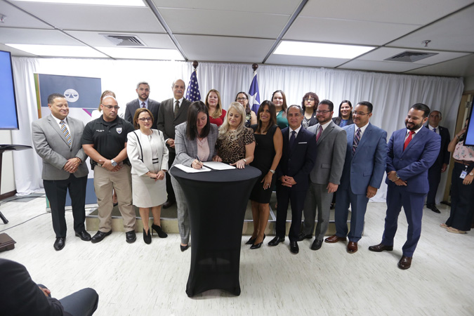 La Jueza Presidenta del Tribunal Supremo, Hon. Maite D. Oronoz Rodríguez, firmó un acuerdo de colaboración con varias organizaciones sin fines de lucro, entidades gubernamentales y municipios de la Región Judicial de Ponce, dirigido a garantizar la prestación efectiva de servicios en la nueva sala. La Jueza Presidenta del Tribunal Supremo, Hon. Maite D. Oronoz Rodríguez, firmó un acuerdo de colaboración con varias organizaciones sin fines de lucro, entidades gubernamentales y municipios de la Región Judicial de Ponce, dirigido a garantizar la prestación efectiva de servicios en la nueva sala.