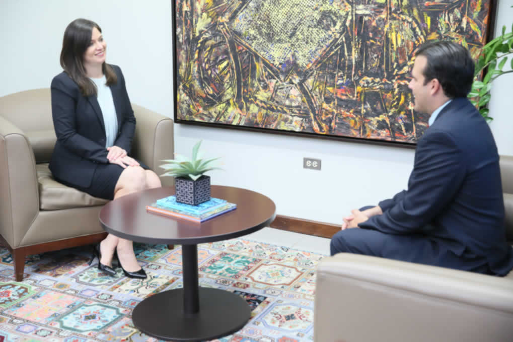 La Jueza Presidenta del Tribunal Supremo, Hon. Maite D. Oronoz Rodríguez, recibiendo en la sede del alto foro al Gobernador electo, doctor Ricardo Rosselló Nevares. La Jueza Presidenta del Tribunal Supremo, Hon. Maite D. Oronoz Rodríguez, recibiendo en la sede del alto foro al Gobernador electo, doctor Ricardo Rosselló Nevares.
