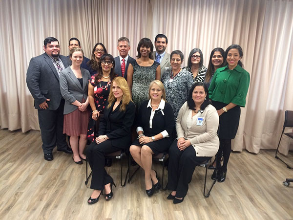 Sentadas, desde la izquierda: Marisol Giraud, coordinadora de adiestramientos, ALSO; licenciada Wanda Vázquez Garced, Procuradora de las Mujeres; licenciada Carol Reyes Figueroa, Directora Ejecutiva de la Academia Judicial Puertorriqueña. Junto a ellas la Hon. Rosalinda Ruiz Ruperto, Jueza Municipal Región Judicial de Mayagüez; la licenciada Vivian I. Neptune Rivera, Decana de la Escuela de Derecho de la Universidad de Puerto Rico; la Hon. Aleida Varona Méndez, Jueza de Apelaciones; el Hon. Ricardo Marrero Guerrero, Juez Administrador de la Región Judicial de Guayama, y Jerry Bowles, Juez Retirado del estado de Kentucky. Completan el grupo personal de la Academia Judicial Puertorriqueña, de la Oficina de la Procuradora de la Mujer, de la Alliance of Local Service Organizations y de la Directoría de Programas Judiciales de la Oficina de Administración de los Tribunales. Sentadas, desde la izquierda: Marisol Giraud, coordinadora de adiestramientos, ALSO; licenciada Wanda Vázquez Garced, Procuradora de las Mujeres; licenciada Carol Reyes Figueroa, Directora Ejecutiva de la Academia Judicial Puertorriqueña. Junto a ellas la Hon. Rosalinda Ruiz Ruperto, Jueza Municipal Región Judicial de Mayagüez; la licenciada Vivian I. Neptune Rivera, Decana de la Escuela de Derecho de la Universidad de Puerto Rico; la Hon. Aleida Varona Méndez, Jueza de Apelaciones; el Hon. Ricardo Marrero Guerrero, Juez Administrador de la Región Judicial de Guayama, y Jerry Bowles, Juez Retirado del estado de Kentucky. Completan el grupo personal de la Academia Judicial Puertorriqueña, de la Oficina de la Procuradora de la Mujer, de la Alliance of Local Service Organizations y de la Directoría de Programas Judiciales de la Oficina de Administración de los Tribunales.