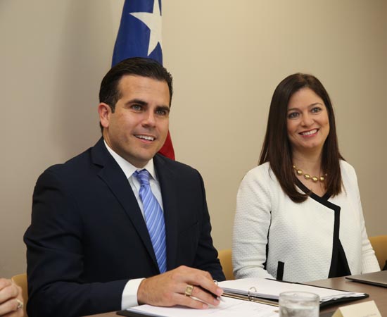 La Jueza Presidenta del Tribunal Supremo, Hon. Maite D. Oronoz Rodríguez, recibió hoy en el Centro Judicial de Caguas al Gobernador de Puerto Rico, Hon. Ricardo Rosselló Nevares para participar de un conversatorio dirigido a desarrollar esfuerzos conjuntos en proyectos relacionados al tema de acceso a la justicia. La Jueza Presidenta del Tribunal Supremo, Hon. Maite D. Oronoz Rodríguez, recibió hoy en el Centro Judicial de Caguas al Gobernador de Puerto Rico, Hon. Ricardo Rosselló Nevares para participar de un conversatorio dirigido a desarrollar esfuerzos conjuntos en proyectos relacionados al tema de acceso a la justicia.