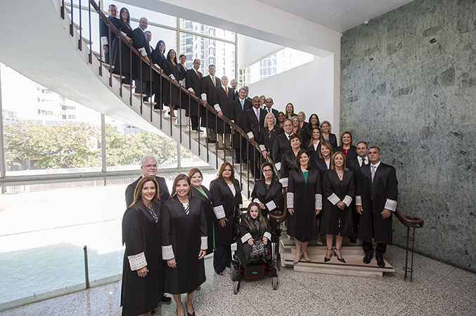 Jueces y Juezas Superiores. Junto a la escalera, desde la izquierda: Hon. Lissette Toro Vélez, Hon. Carlos M. Ortiz Sued, Hon. Waleska I. Aldebol Mora, Hon. Migdalí Ramos Rivera, Hon. Joie-Lin Laó Meléndez, Hon. Sarah Y. Rosado Morales y Hon. Vanessa J. Pintado Rodríguez. En la escalera, en primera fila, en orden ascendente: Hon. Maite D. Oronoz Rodríguez, Jueza Presidenta; Hon. Anabelle Rodríguez Rodríguez, Juez Asociada; Hon. Rafael Martínez Torres, Juez Asociado; Hon. Mildred Pabón Charneco, Jueza Asociada; Hon. Erick Kolthoff Caraballo, Juez Asociado; Hon. Edgardo Rivera García, Juez Asociado; Hon. Roberto Feliberti Cintrón, Juez Asociado; Hon. Luis Estrella Martínez, Juez Asociado y Hon. Ángel Colón Pérez, Juez Asociado. También en la escalera, en orden ascendente: Hon. Berthaida Seijo Ortiz, Hon. Ramón E. Meléndez Castro, Hon. Carmen M. Merced Torres, Hon. Julio A. Díaz Valdés, Hon. Betsy Asencio Quiles, Hon. Iris L. Cancio González, Hon. Yasmín Chaves Dávila, Hon. Mariela M. Miranda Recio, Hon. Vilmary Rodríguez Pardo, Hon. Laura L. López Roche, Hon. Delmarie Vega Lugo, Hon. Yelitza Trinidad Martín, Hon. Pedro J. Pérez Nieves, Hon. Nerisvel C. Durán Guzmán, Hon. Alberto Valcárcel Ruiz, Hon. Francisco A. Borelli Irizarry, Hon. Rebecca De León Ríos, Hon. Carmen L. Otero Ferreiras, Hon. María D. Díaz Pagán, Hon. Jaime J. Fuster Zalduondo, Hon. Joaquín Peña Ríos, Hon. Soraya Méndez Polanco y Hon. Jorge F. Raíces Román. Jueces y Juezas Superiores. Junto a la escalera, desde la izquierda: Hon. Lissette Toro Vélez, Hon. Carlos M. Ortiz Sued, Hon. Waleska I. Aldebol Mora, Hon. Migdalí Ramos Rivera, Hon. Joie-Lin Laó Meléndez, Hon. Sarah Y. Rosado Morales y Hon. Vanessa J. Pintado Rodríguez. En la escalera, en primera fila, en orden ascendente: Hon. Maite D. Oronoz Rodríguez, Jueza Presidenta; Hon. Anabelle Rodríguez Rodríguez, Juez Asociada; Hon. Rafael Martínez Torres, Juez Asociado; Hon. Mildred Pabón Charneco, Jueza Asociada; Hon. Erick Kolthoff Caraballo, Juez Asociado; Hon. Edgardo Rivera García, Juez Asociado; Hon. Roberto Feliberti Cintrón, Juez Asociado; Hon. Luis Estrella Martínez, Juez Asociado y Hon. Ángel Colón Pérez, Juez Asociado. También en la escalera, en orden ascendente: Hon. Berthaida Seijo Ortiz, Hon. Ramón E. Meléndez Castro, Hon. Carmen M. Merced Torres, Hon. Julio A. Díaz Valdés, Hon. Betsy Asencio Quiles, Hon. Iris L. Cancio González, Hon. Yasmín Chaves Dávila, Hon. Mariela M. Miranda Recio, Hon. Vilmary Rodríguez Pardo, Hon. Laura L. López Roche, Hon. Delmarie Vega Lugo, Hon. Yelitza Trinidad Martín, Hon. Pedro J. Pérez Nieves, Hon. Nerisvel C. Durán Guzmán, Hon. Alberto Valcárcel Ruiz, Hon. Francisco A. Borelli Irizarry, Hon. Rebecca De León Ríos, Hon. Carmen L. Otero Ferreiras, Hon. María D. Díaz Pagán, Hon. Jaime J. Fuster Zalduondo, Hon. Joaquín Peña Ríos, Hon. Soraya Méndez Polanco y Hon. Jorge F. Raíces Román.