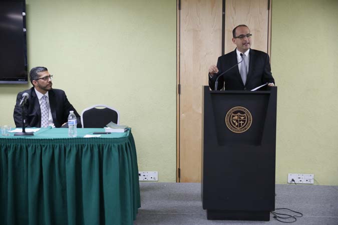 El Juez Asociado del Tribunal Supremo, Hon. Ángel Colón Pérez, tuvo a su cargo la presentación del libro «Acceso a la Justicia: derecho humano fundamental», obra de su compañero de estrado, el Juez Asociado Hon. Luis Estrella Martínez. El Juez Asociado del Tribunal Supremo, Hon. Ángel Colón Pérez, tuvo a su cargo la presentación del libro "Acceso a la Justicia: derecho humano fundamental", obra de su compañero de estrado, el Juez Asociado Hon. Luis Estrella Martínez.