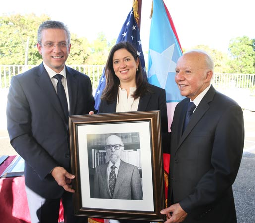 El Gobernador de Puerto Rico, Hon. Alejandro García Padilla; la Jueza Presidenta del Tribunal Supremo, Hon. Maite D. Oronoz Rodríguez, y el Secretario de Justicia, Hon. César Miranda Rodríguez, sostienen el retrato del ex Juez Presidente, Hon. José Trías Monge. El Gobernador de Puerto Rico, Hon. Alejandro García Padilla; la Jueza Presidenta del Tribunal Supremo, Hon. Maite D. Oronoz Rodríguez, y el Secretario de Justicia, Hon. César Miranda Rodríguez, sostienen el retrato del ex Juez Presidente, Hon. José Trías Monge.