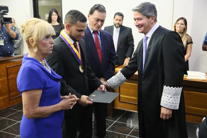 El Juez Asociado del Tribunal Supremo, Hon. Edgardo Rivera García, felicitó a Peter J. Medina Ramos y sus progenitores. El Juez Asociado del Tribunal Supremo, Hon. Edgardo Rivera García, felicitó a Peter J. Medina Ramos y sus progenitores.
