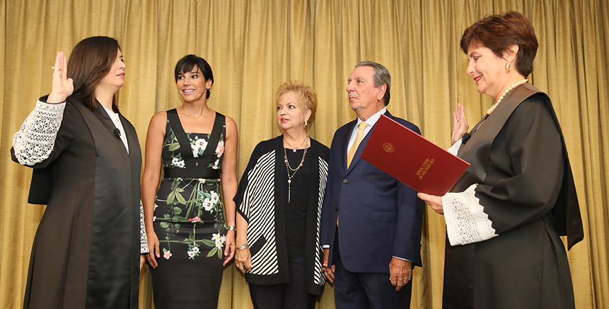 La Jueza Presidenta, Hon. Maite D. Oronoz Rodríguez, prestó juramento ante la Juez Asociada, Hon. Anabelle Rodríguez Rodríguez. Le acompañaron durante ese momento su pareja, la licenciada Gina R. Méndez Miró, su madre, la ex Jueza de Apelaciones, Dolores “Maggie” Rodríguez de Oronoz, y su padre, el licenciado Mario Oronoz. La Jueza Presidenta, Hon. Maite D. Oronoz Rodríguez, prestó juramento ante la Juez Asociada, Hon. Anabelle Rodríguez Rodríguez. Le acompañaron durante ese momento su pareja, la licenciada Gina R. Méndez Miró, su madre, la ex Jueza de Apelaciones, Dolores “Maggie” Rodríguez de Oronoz, y su padre, el licenciado Mario Oronoz.