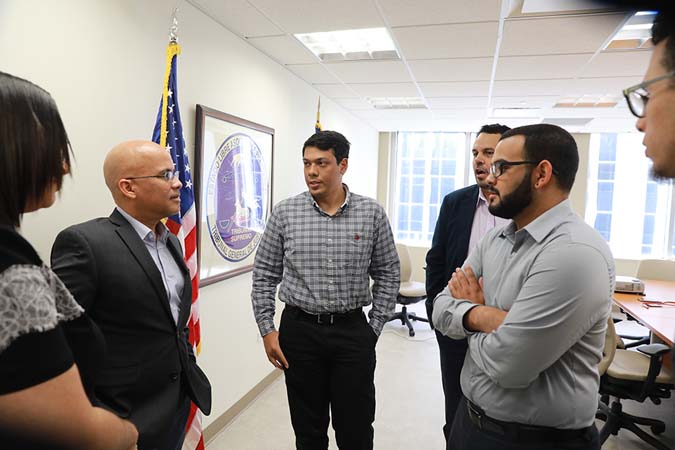 El Director Administrativo de los Tribunales, Hon. Sigfrido Steidel Figueroa, recibió en la Oficina de Administración de los Tribunales a los estudiantes participantes del Proyecto Incubadora de Desarrollo Tecnológico. El Director Administrativo de los Tribunales, Hon. Sigfrido Steidel Figueroa, recibió en la Oficina de Administración de los Tribunales a los estudiantes participantes del Proyecto Incubadora de Desarrollo Tecnológico.