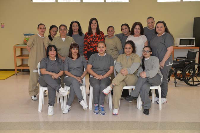 La Jueza Presidenta, Hon. Maite D. Oronoz Rodríguez, junto a Georgianna Rosario, Ayudante Especial del Secretario de Corrección, y las integrantes de la Cooperativa Taína. La Jueza Presidenta, Hon. Maite D. Oronoz Rodríguez, junto a Georgianna Rosario, Ayudante Especial del Secretario de Corrección, y las integrantes de la Cooperativa Taína.