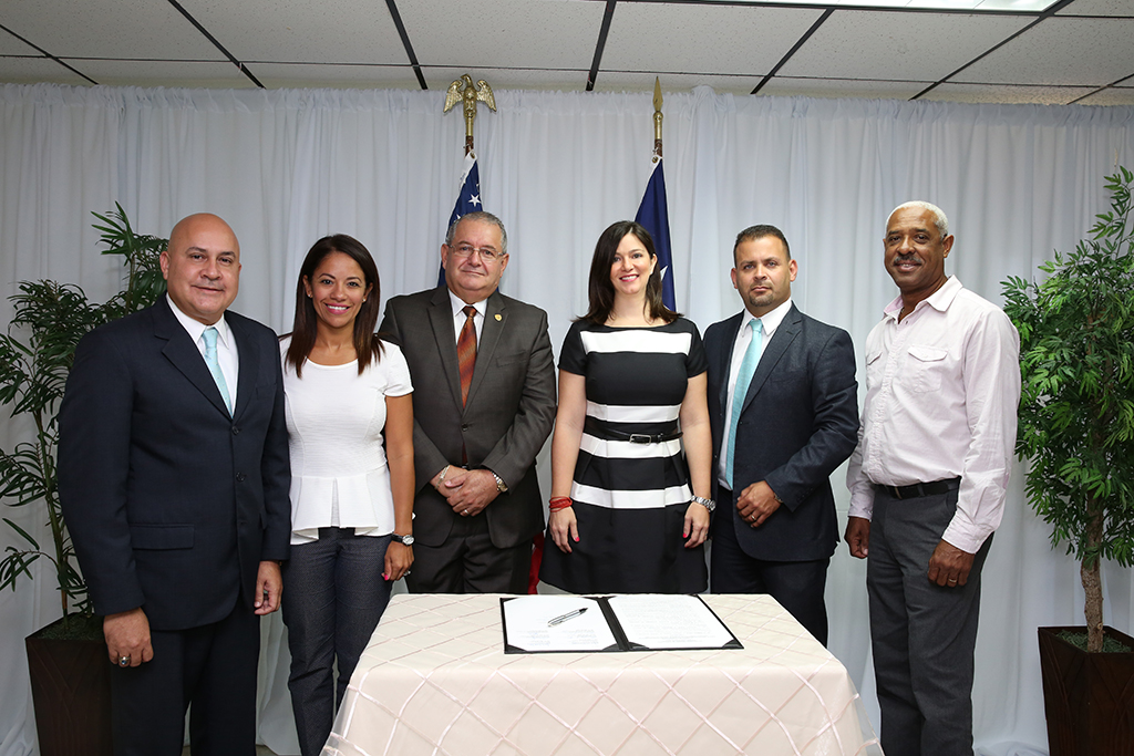 Desde la izquierda: Hon. Eduardo E. Cintrón Suárez, Alcalde de Guayama; Hon. Karilyn Bonilla, Alcaldesa de Salinas; Hon. José Caldero López, Superintendente de la Policía; Hon. Maite D. Oronoz Rodríguez, Jueza Presidenta; Hon. Eric Bachier Román, Alcalde de Arroyo y Hon. Norberto Soto Figueroa, Alcalde de Patillas. Desde la izquierda: Hon. Eduardo E. Cintrón Suárez, Alcalde de Guayama; Hon. Karilyn Bonilla, Alcaldesa de Salinas; Hon. José Caldero López, Superintendente de la Policía; Hon. Maite D. Oronoz Rodríguez, Jueza Presidenta; Hon. Eric Bachier Román, Alcalde de Arroyo y Hon. Norberto Soto Figueroa, Alcalde de Patillas.