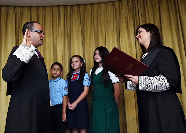 El Juez Asociado seleccionó a tres estudiantes del sistema de educación pública de Puerto Rico como madrinas y padrino para el acto. De izquierda a derecha: Hon. Ángel Colón Pérez, Juez Asociado; Alejandro Torres Mercado, estudiante de segundo grado y Valeria S. Rodríguez, estudiante de quinto grado, ambos de la Escuela Federico Degetau; Nelined M. Rivera Avilés, estudiante de décimo grado de la Escuela Preparatoria de la Universidad de Puerto Rico en Cayey y la Jueza Presidenta, Hon. Maite D. Oronoz Rodríguez. El Juez Asociado seleccionó a tres estudiantes del sistema de educación pública de Puerto Rico como madrinas y padrino para el acto. De izquierda a derecha: Hon. Ángel Colón Pérez, Juez Asociado; Alejandro Torres Mercado, estudiante de segundo grado y Valeria S. Rodríguez, estudiante de quinto grado, ambos de la Escuela Federico Degetau; Nelined M. Rivera Avilés, estudiante de décimo grado de la Escuela Preparatoria de la Universidad de Puerto Rico en Cayey y la Jueza Presidenta, Hon. Maite D. Oronoz Rodríguez.